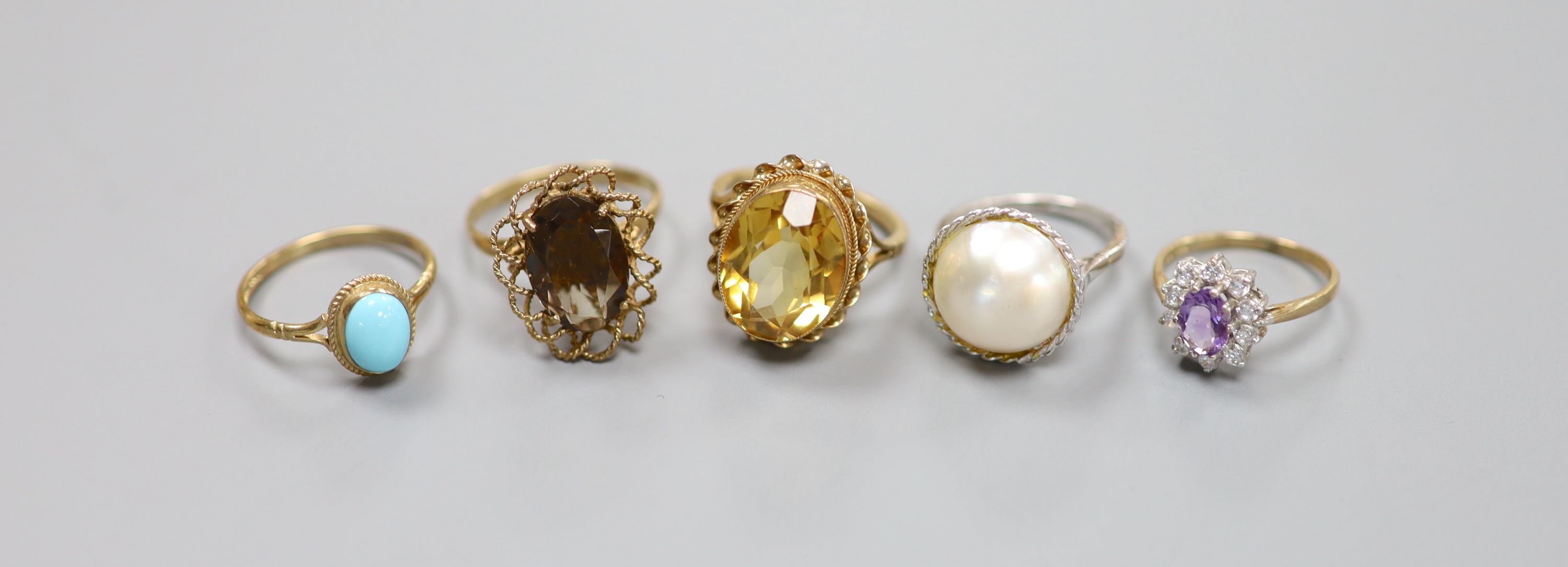 Five assorted modern 9ct gold and gem set rings, including turquoise, mabe pearl and citrine